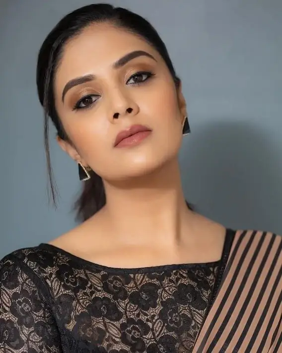 INDIA S MOST BEAUTIFUL WOMEN SREEMUKHI IN TRADITIONAL BLACK SAREE 9